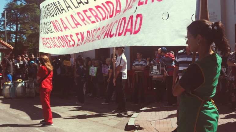 Personas con discapacidad se manifestaron frente a la Quinta de Olivos por el ajuste de Milei
